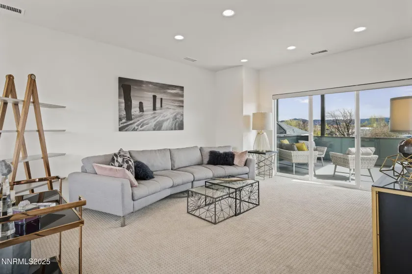 210 Stewart, Reno, Nevada 89501, 2 Bedrooms Bedrooms, ,2 BathroomsBathrooms,Residential,Residential,Stewart,260000374