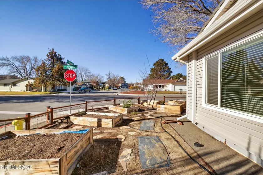 908 Pinewood, Sparks, Nevada 89434, 4 Bedrooms Bedrooms, ,2 BathroomsBathrooms,Residential,Residential,Pinewood,260000529