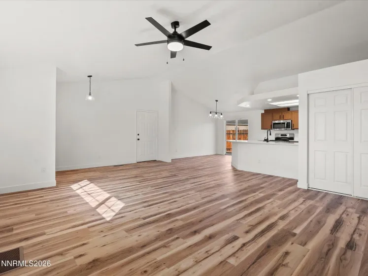 1286 Currycomb, Minden, Nevada 89423, 4 Bedrooms Bedrooms, ,3 BathroomsBathrooms,Residential,Residential,Currycomb,250055684