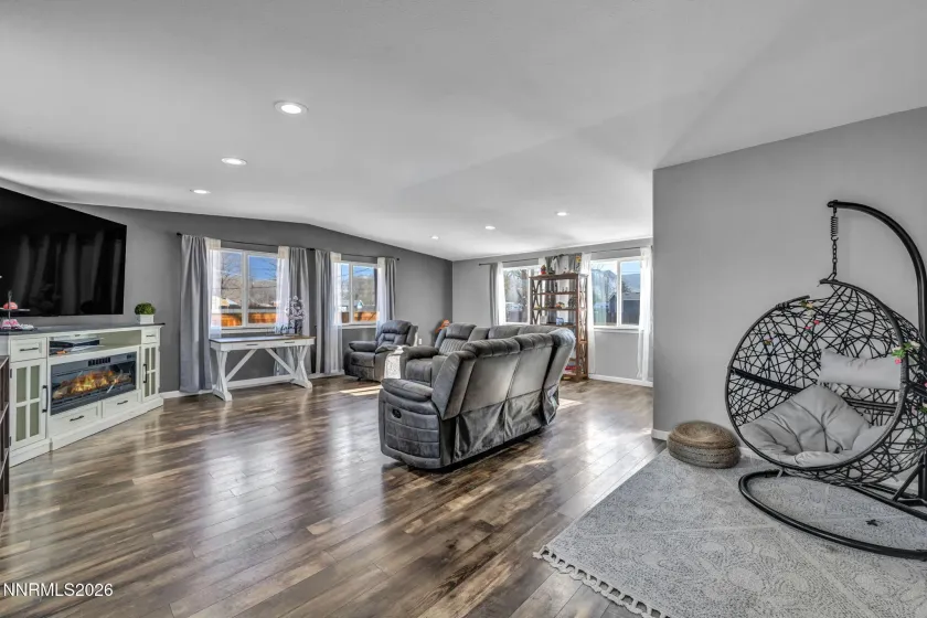 410 Paramount, Reno, Nevada 89506, 3 Bedrooms Bedrooms, ,2 BathroomsBathrooms,Residential,Residential,Paramount,260000637