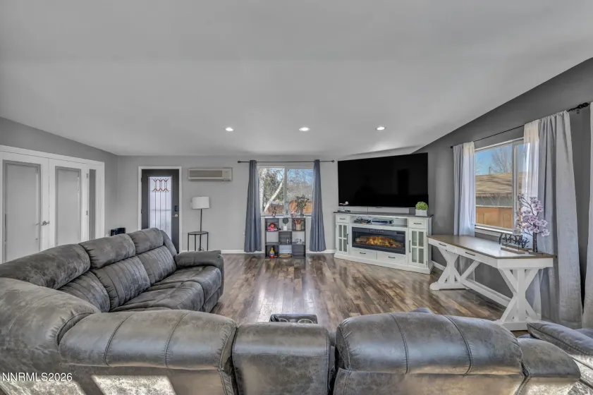 410 Paramount, Reno, Nevada 89506, 3 Bedrooms Bedrooms, ,2 BathroomsBathrooms,Residential,Residential,Paramount,260000637