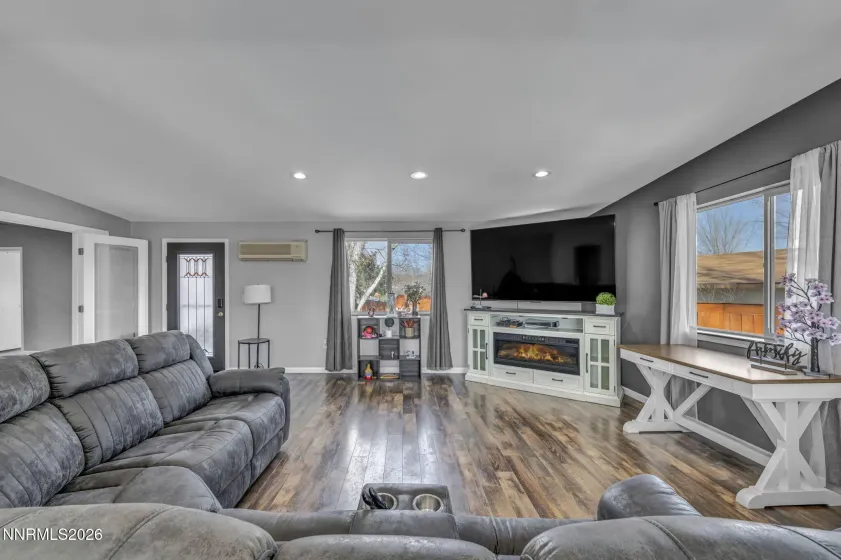 410 Paramount, Reno, Nevada 89506, 3 Bedrooms Bedrooms, ,2 BathroomsBathrooms,Residential,Residential,Paramount,260000637