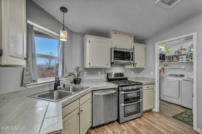 410 Paramount, Reno, Nevada 89506, 3 Bedrooms Bedrooms, ,2 BathroomsBathrooms,Residential,Residential,Paramount,260000637