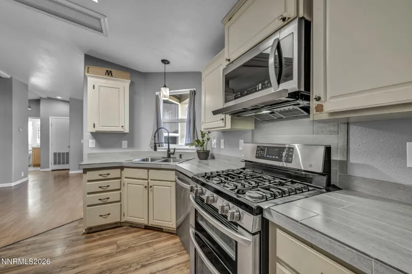 410 Paramount, Reno, Nevada 89506, 3 Bedrooms Bedrooms, ,2 BathroomsBathrooms,Residential,Residential,Paramount,260000637