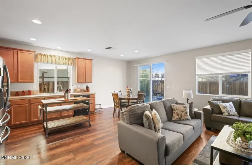 7214 Windswept, Sparks, Nevada 89436, 2 Bedrooms Bedrooms, ,2 BathroomsBathrooms,Residential,Residential,Windswept,260000755