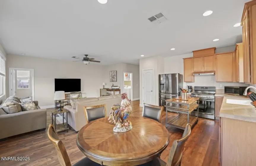 7214 Windswept, Sparks, Nevada 89436, 2 Bedrooms Bedrooms, ,2 BathroomsBathrooms,Residential,Residential,Windswept,260000755