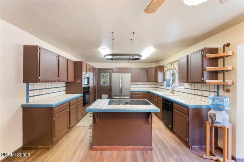 21381 Crestview, Reno, Nevada 89521, 4 Bedrooms Bedrooms, ,3 BathroomsBathrooms,Residential,Residential,Crestview,260000896