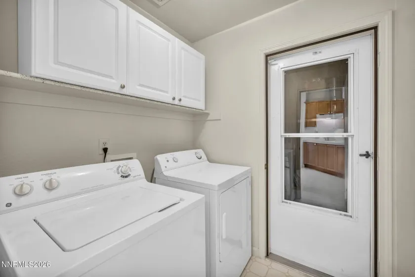 laundry room w/ W&D