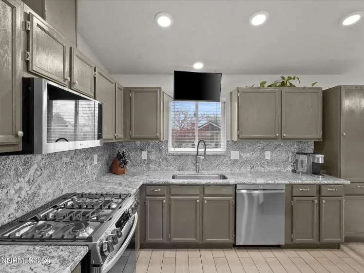 390 Ember, Sparks, Nevada 89436, 3 Bedrooms Bedrooms, ,3 BathroomsBathrooms,Residential,Residential,Ember,260001000