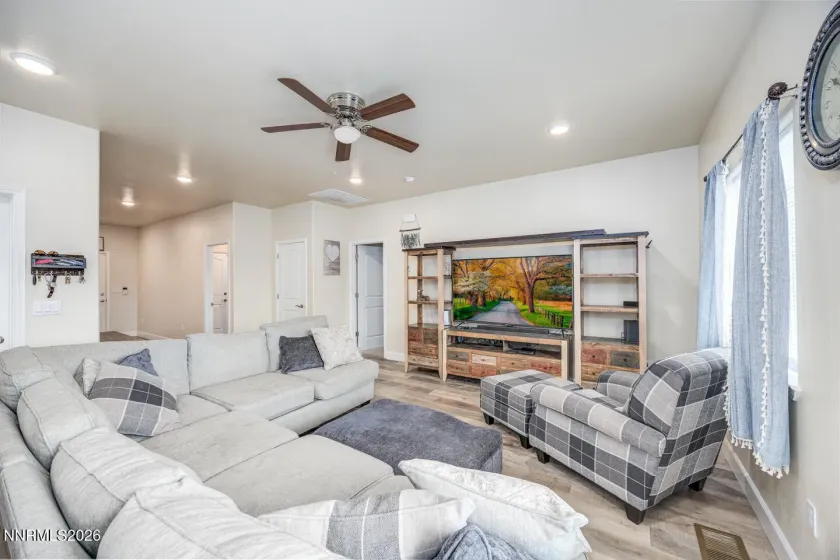 800 Great Basin, Fallon, Nevada 89406, 3 Bedrooms Bedrooms, ,2 BathroomsBathrooms,Residential,Residential,Great Basin,260001543