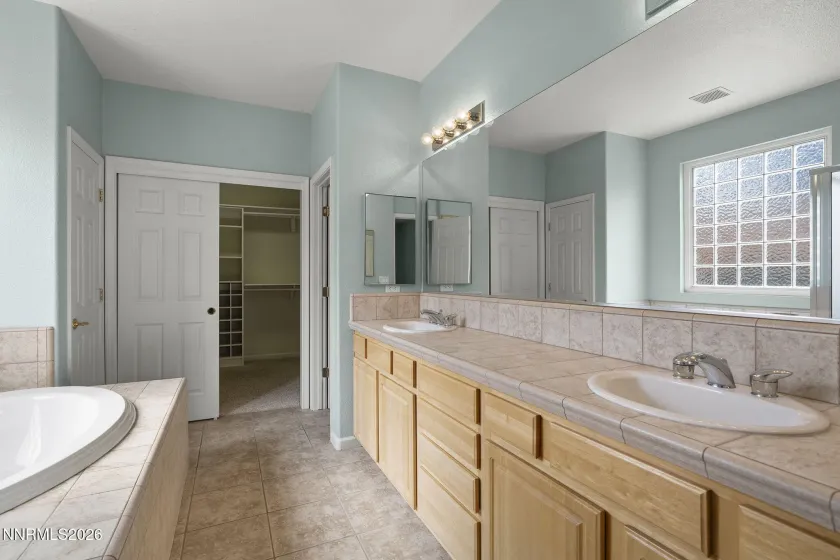 5700 Falcon Ridge, Sparks, Nevada 89436, 4 Bedrooms Bedrooms, ,3 BathroomsBathrooms,Residential,Residential,Falcon Ridge,260001665