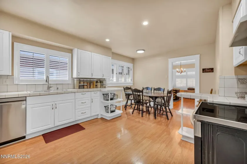 911 F, Sparks, Nevada 89431, 4 Bedrooms Bedrooms, ,2 BathroomsBathrooms,Residential,Residential,F,260002102