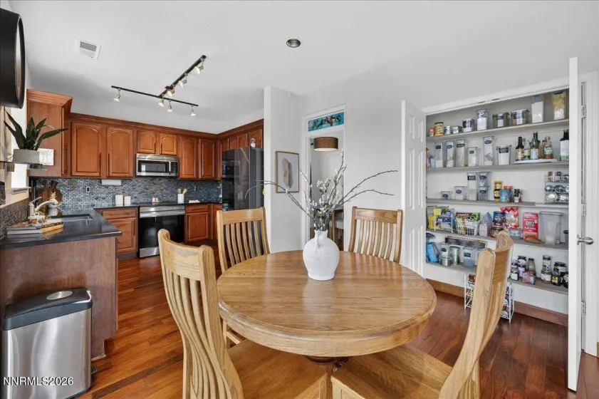 1091 Crown View, Reno, Nevada 89523, 3 Bedrooms Bedrooms, ,3 BathroomsBathrooms,Residential,Residential,Crown View,260002132