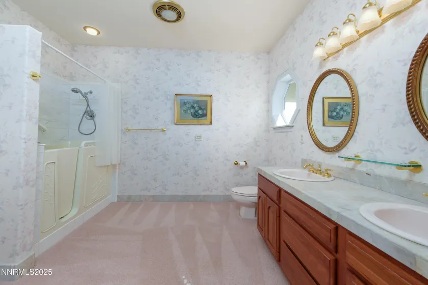 Guest Suite Bath w/walk in tub