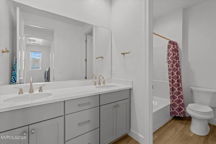 Dual sinks and spacious - Bathroom 4