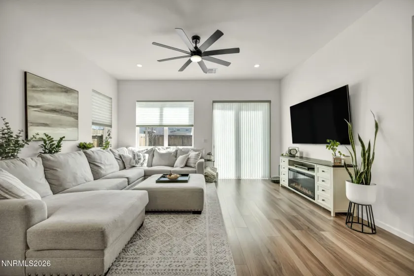 2469 Metolius, Sparks, Nevada 89436, 3 Bedrooms Bedrooms, ,2 BathroomsBathrooms,Residential,Residential,Metolius,260002514