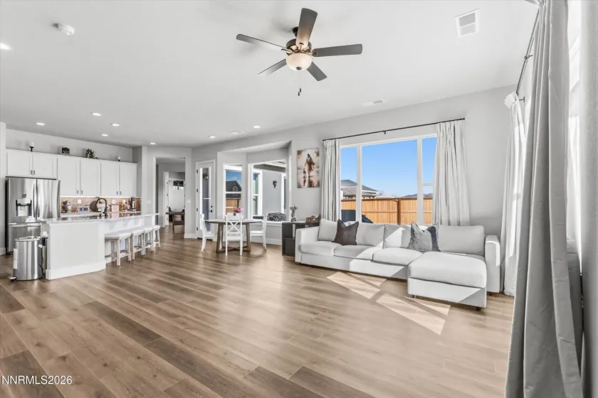 405 White Hawk, Fernley, Nevada 89408, 4 Bedrooms Bedrooms, ,3 BathroomsBathrooms,Residential,Residential,White Hawk,260002502