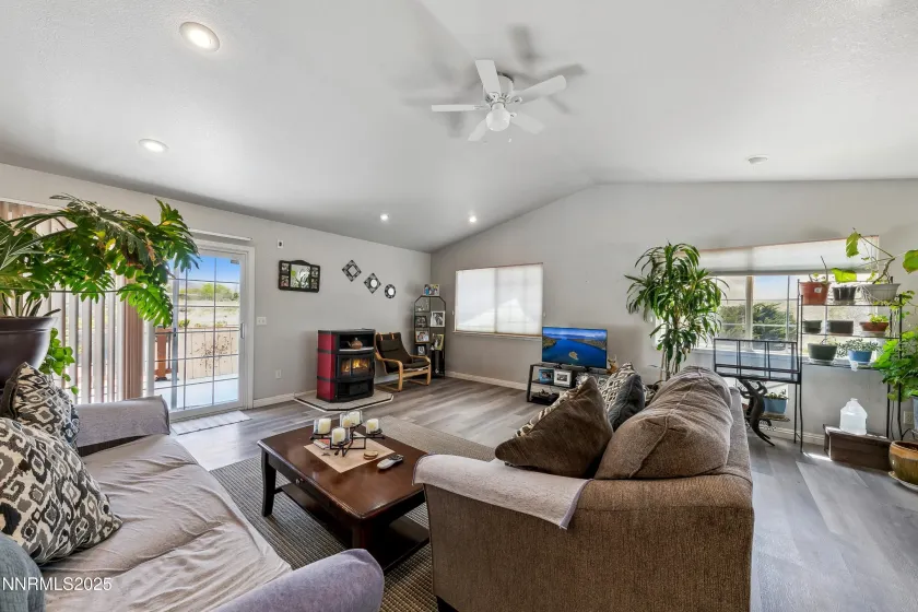 21 Fox, Yerington, Nevada 89447, 3 Bedrooms Bedrooms, ,2 BathroomsBathrooms,Residential,Residential,Fox,250051110