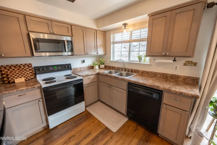 6764 Honeysuckle, Reno, Nevada 89506, 2 Bedrooms Bedrooms, ,2 BathroomsBathrooms,Residential,Residential,Honeysuckle,260002640