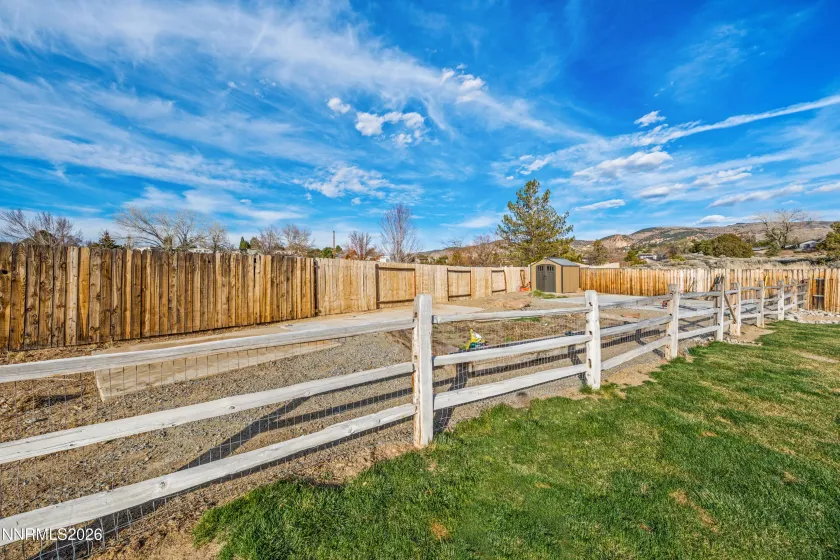 BACKYARD / CROSSFENCED, DOG RUN