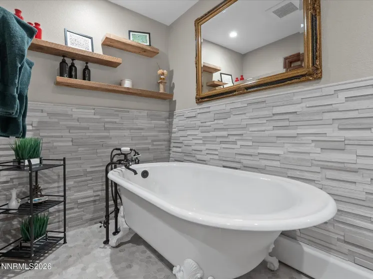 Lower bedroom suite bath