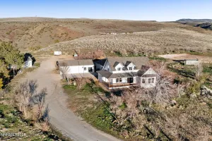 680 Rowe, Sparks, Nevada 89441, 4 Bedrooms Bedrooms, ,3 BathroomsBathrooms,Residential,Residential,Rowe,260002848