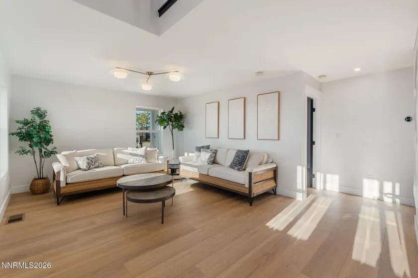 680 Rowe, Sparks, Nevada 89441, 4 Bedrooms Bedrooms, ,3 BathroomsBathrooms,Residential,Residential,Rowe,260002848