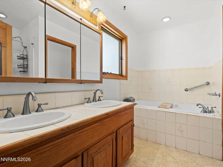 670 Valle Verde, Sparks, Nevada 89441, 3 Bedrooms Bedrooms, ,3 BathroomsBathrooms,Residential,Residential,Valle Verde,260003162