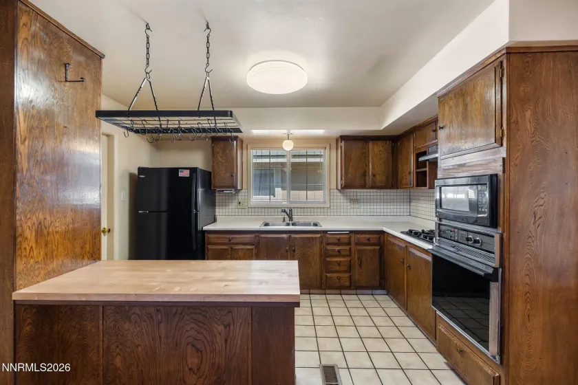 690 Lyyski, Sparks, Nevada 89431, 4 Bedrooms Bedrooms, ,2 BathroomsBathrooms,Residential,Residential,Lyyski,260003317