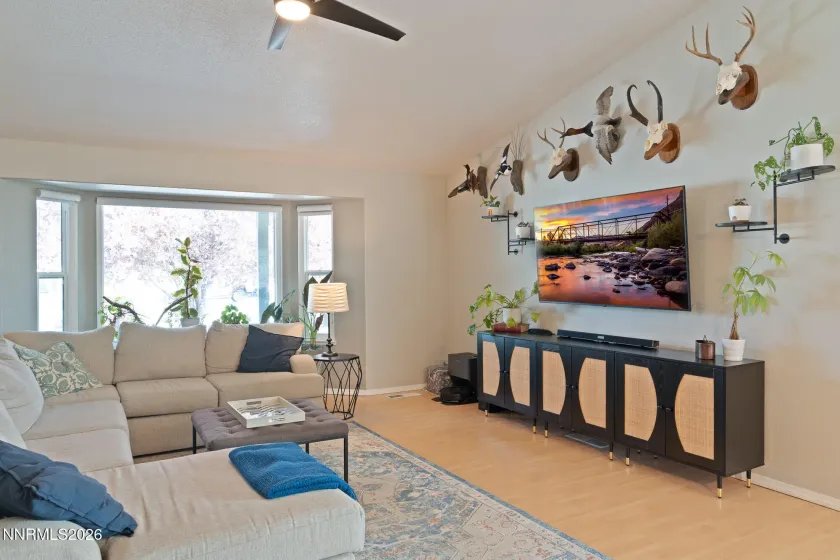 929 Emu, Sparks, Nevada 89441, 4 Bedrooms Bedrooms, ,3 BathroomsBathrooms,Residential,Residential,Emu,260003627