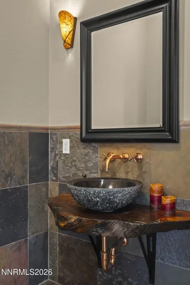 Downstairs 1/2 bath-powder room