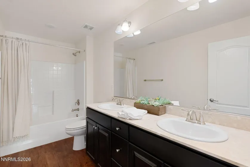 7450 Comet, Sparks, Nevada 89436, 4 Bedrooms Bedrooms, ,3 BathroomsBathrooms,Residential,Residential,Comet,260003815