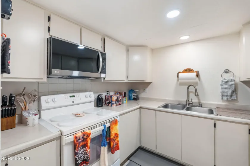 111 Vista Rafael, Reno, Nevada 89503, 2 Bedrooms Bedrooms, ,1 BathroomBathrooms,Residential,Residential,Vista Rafael,260004057