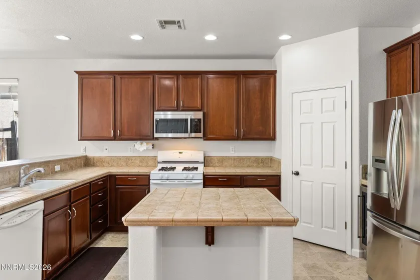 6959 Rioja, Sparks, Nevada 89436, 4 Bedrooms Bedrooms, ,3 BathroomsBathrooms,Residential,Residential,Rioja,260004232