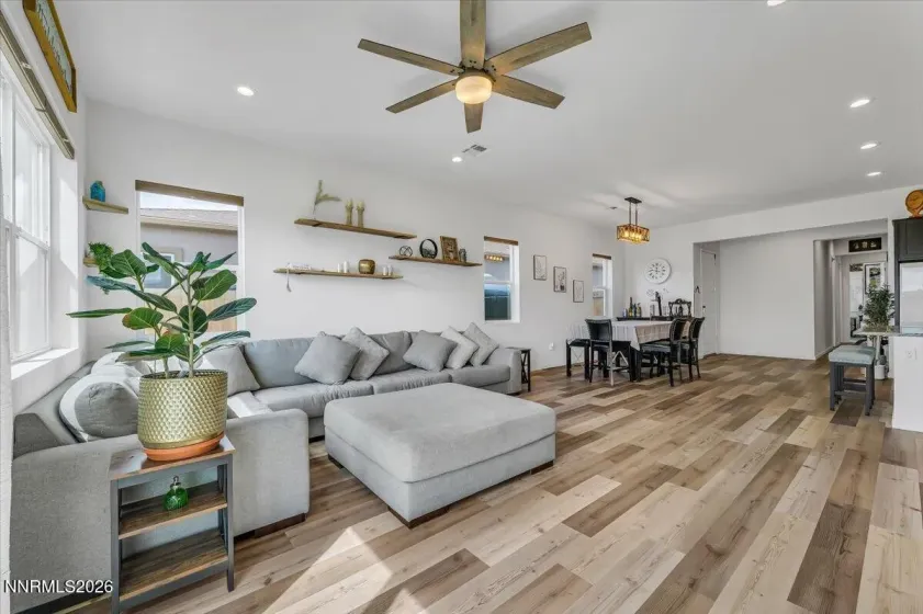 2415 Metolius, Sparks, Nevada 89436, 3 Bedrooms Bedrooms, ,2 BathroomsBathrooms,Residential,Residential,Metolius,260004360