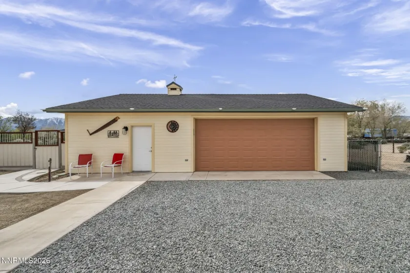 Shop - 1050+/- sf, 9' door