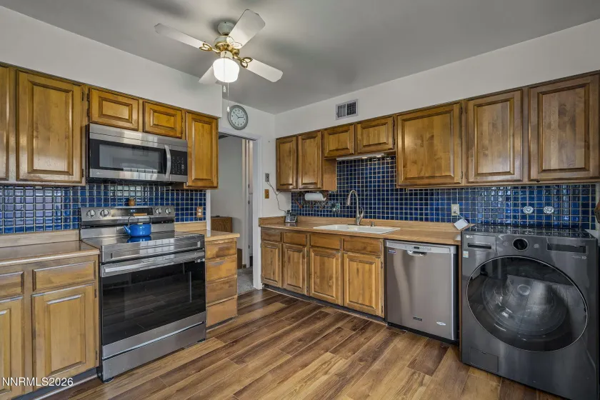 1360 Oxford, Sparks, Nevada 89431, 3 Bedrooms Bedrooms, ,2 BathroomsBathrooms,Residential,Residential,Oxford,260004583