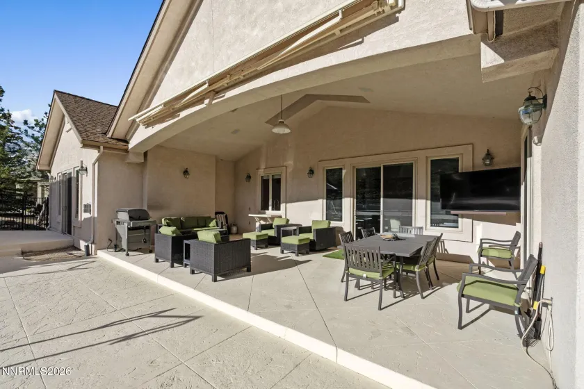 Patio w/Retractable Awning