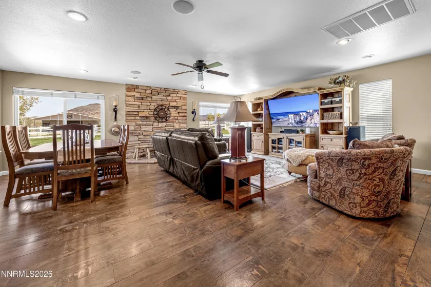 55 Geraldine, Sparks, Nevada 89441, 4 Bedrooms Bedrooms, ,3 BathroomsBathrooms,Residential,Residential,Geraldine,260004746