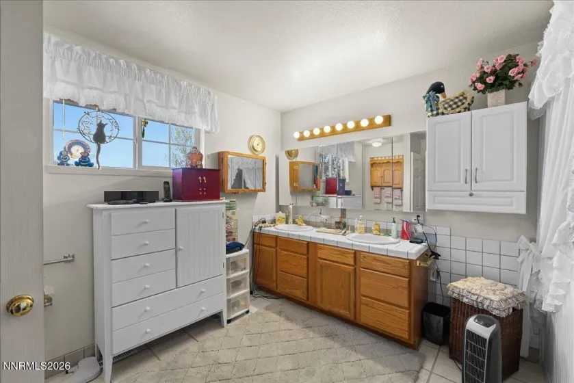 11250 Osage, Reno, Nevada 89508, 4 Bedrooms Bedrooms, ,3 BathroomsBathrooms,Residential,Residential,Osage,260004759