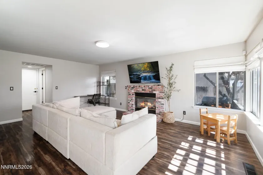 1025 Country Ridge, Sparks, Nevada 89434, 4 Bedrooms Bedrooms, ,3 BathroomsBathrooms,Residential,Residential,Country Ridge,260004841