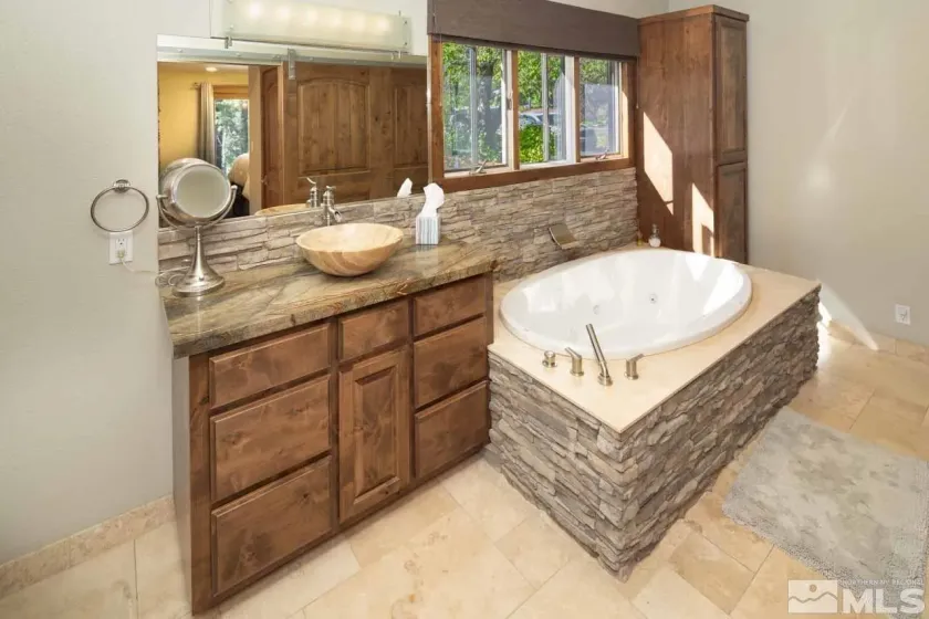 Main Bedroom ensuite bathroom