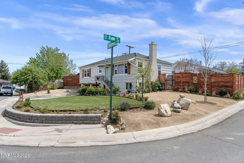 1530 Elmcrest, Reno, Nevada 89503, 5 Bedrooms Bedrooms, ,3 BathroomsBathrooms,Residential,Residential,Elmcrest,260004891