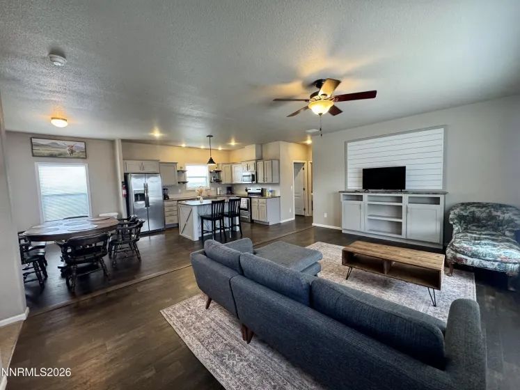 303 Chateau, Yerington, Nevada 89447, 3 Bedrooms Bedrooms, ,2 BathroomsBathrooms,Residential,Residential,Chateau,260005151