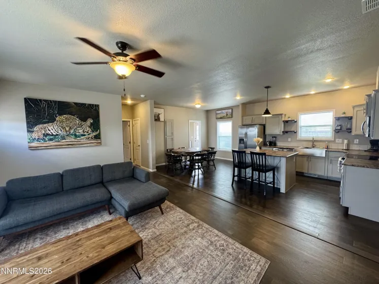 303 Chateau, Yerington, Nevada 89447, 3 Bedrooms Bedrooms, ,2 BathroomsBathrooms,Residential,Residential,Chateau,260005151