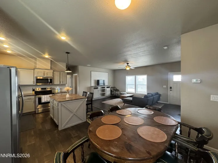 303 Chateau, Yerington, Nevada 89447, 3 Bedrooms Bedrooms, ,2 BathroomsBathrooms,Residential,Residential,Chateau,260005151