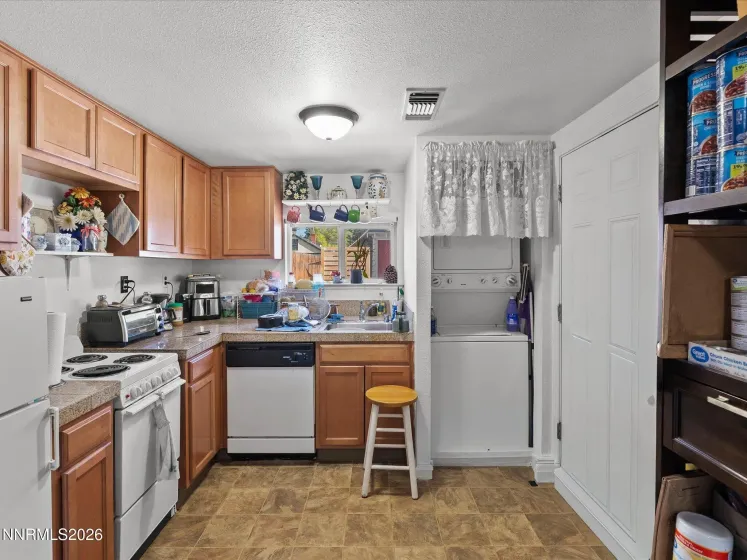 350 Claremont, Reno, Nevada 89502, 2 Bedrooms Bedrooms, ,1 BathroomBathrooms,Residential,Residential,Claremont,260005173