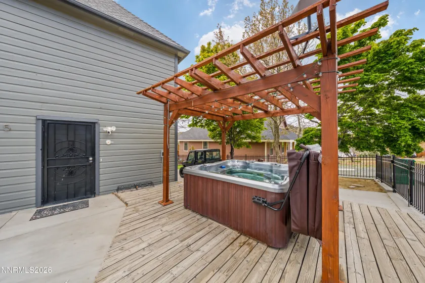 DECK WIT HOT TUB & PERGOLA
