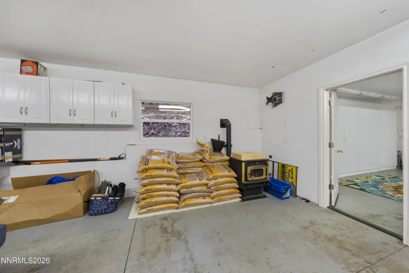 GARAGE / PELLET STOVE