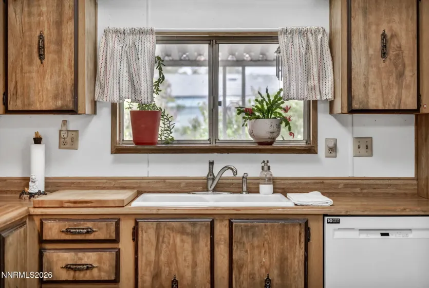 917 Loyola, Carson City, Nevada 89705, 3 Bedrooms Bedrooms, ,2 BathroomsBathrooms,Residential,Residential,Loyola,260005256